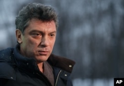 Лідер антипутінської російської опозиції Борис Нємцов. Був убитий вночі 27 лютого 2015 року чотирма пострілами у груди, голову і серце на Великому Москворіцькому мосту біля Кремля.