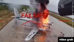 Украинанын "Желе" операциясы учурунда өрттөнүп жаткан орусиялык учак.