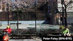 Люди дотримуються соціальної дистанції на території невеликого парку у Манхеттені, Нью-Йорк, США. 24 березня 2020 року