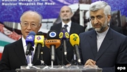 Главный иранский переговорщик по ядерным вопросам Сайед Джалиля и глава МАГАТЭ Юкия Амано на совместной пресс-конференции