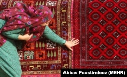 Illýustrasiýa suraty: Iki tarapy nagyşly eýran halysy