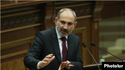 Премьер-министр Армении Никол Пашинян во время правительственного часа в парламенте, Ереван, 22 января 2020 г.
