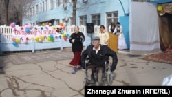 Тұрақты баспанасы жоқ адамдар үшін әлеуметтік бейімдеу орталығындағы Наурыз тойына дайындық. Ақтөбе, 21 наурыз 2013 жыл.   