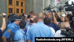 Демонстранттар мэрияга кирүүгө умтулууда. 20-август, 2012-жыл.