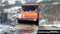Прибирання дороги у Криму. 15 лютого 2021 року (ілюстративне фото)