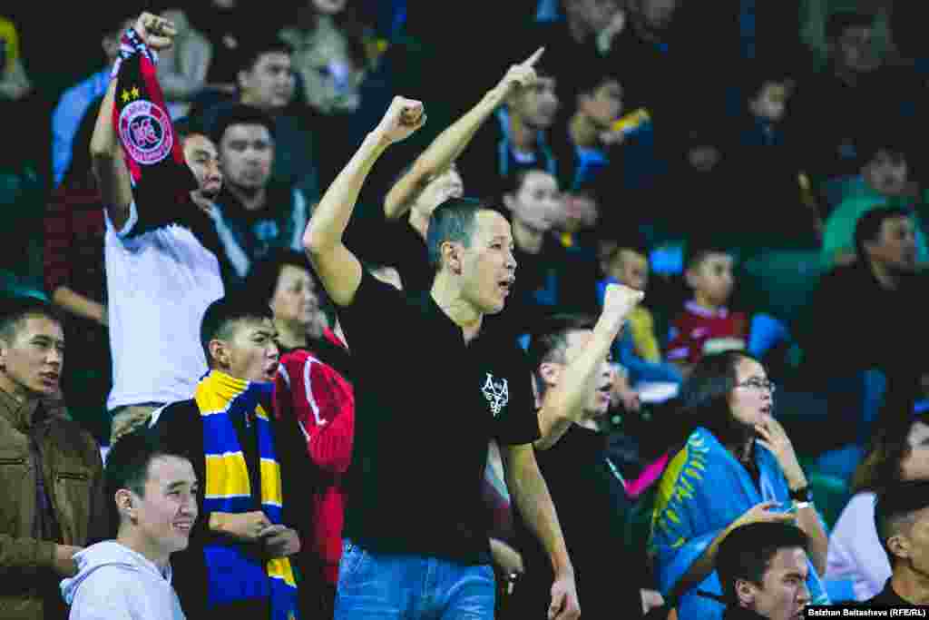 Болельщики радуются победе сборной Казахстана.