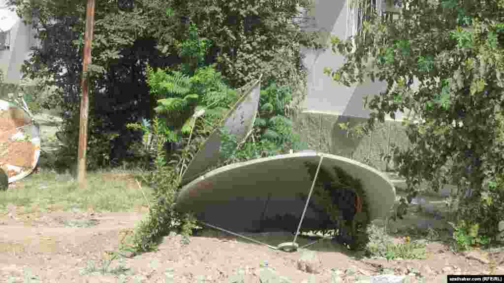 Resmiler satllitleriň &quot;şäheriň görküni bozýandygyny&quot; öňe sürýärler.