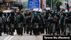 Поліцейські у Гонконгу вийшли на переповнені демонстрантами вулиці 1 липня 2020 року, коли вступив у силу закон про нацбезпеку