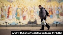 Беткап тагынып бараткан адам. Киев, март, 2021-жыл. 