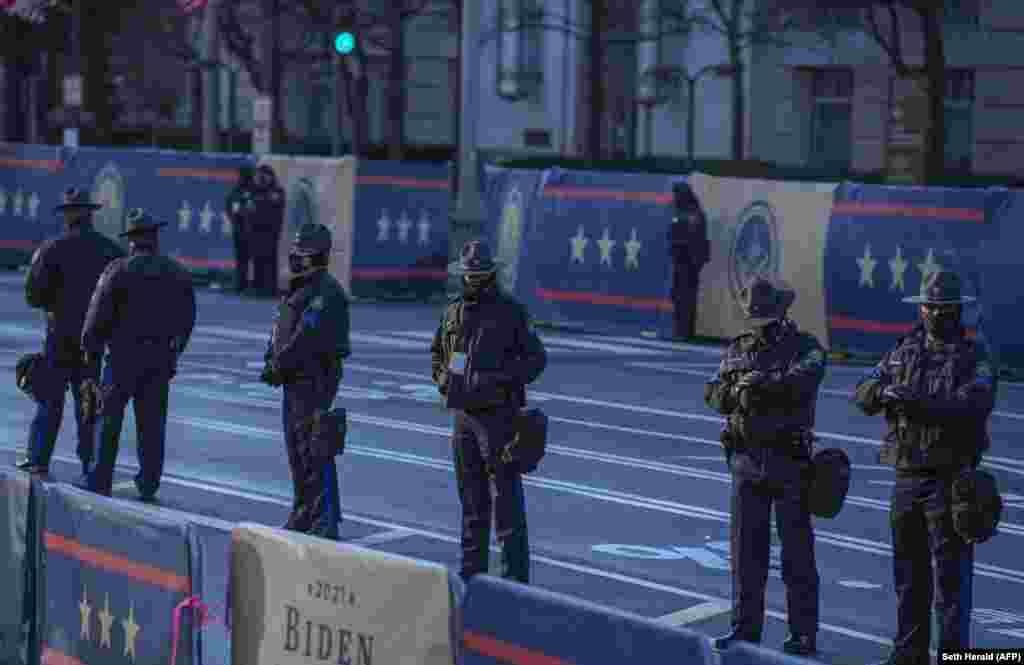Представники поліції стоять вздовж шляху кортежу на Pennsylvania Ave у Вашингтоні, округ Колумбія, 20 січня 2021 року, напередодні інавгурації 46-го президента США Джо Байдена та 49-ї віцепрезидентки Камали Гарріс