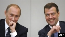 Владимир Путин и Дмитрий Медведев весело смотрят в будущее. Россияне же, если верить опросам социологов, такого оптимизма не испытывают