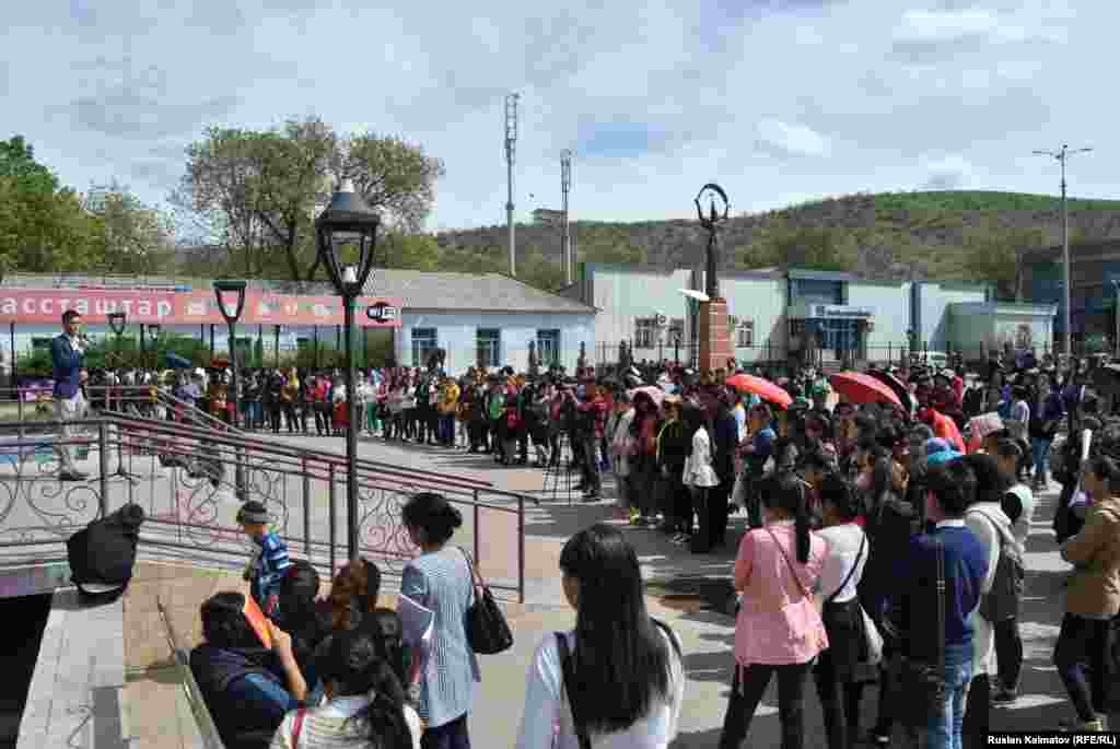 Борбордук Эркиндик аянтында өткөн жыйында студенттерге концерттик программа тартууланып, андан соң чогулгандар тарап кетишти.