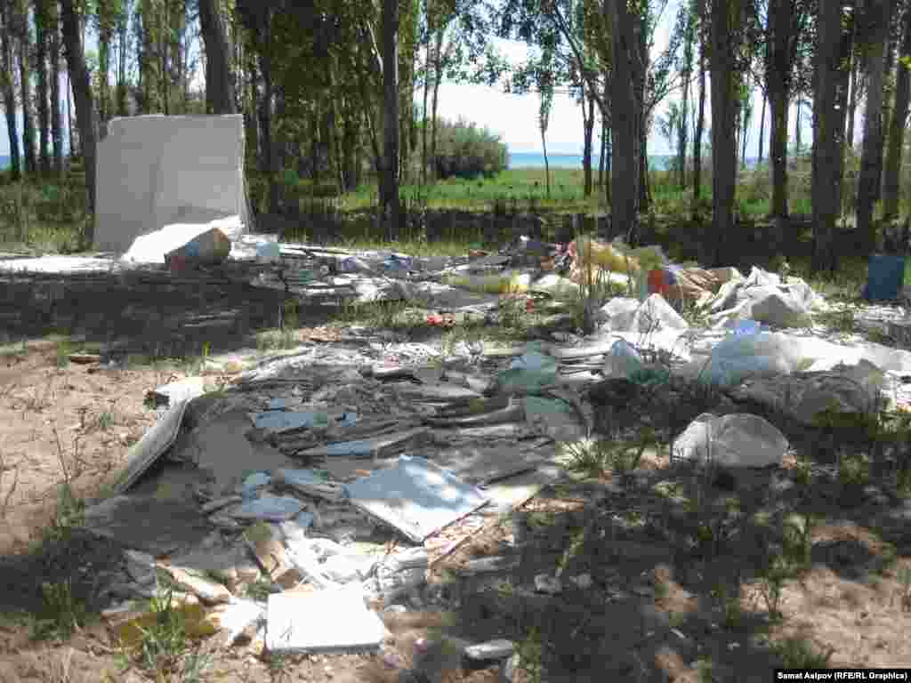 Ал эми жаңы курулуп жаткан &nbsp;&ldquo;Дем ал&rdquo; пансионатына жакын жердеги жээкке жараксыз курулуш материалдары ыргытылып, таштанды жайы пайда болгон. Жергиликтүү тургундар мындан 4-5 жыл мурун бул токойлордо кыргоол көп болгонун, коен, түлкү, чөөлөр адамдардан коркпой жүрүшкөнүн айтышат.&nbsp;