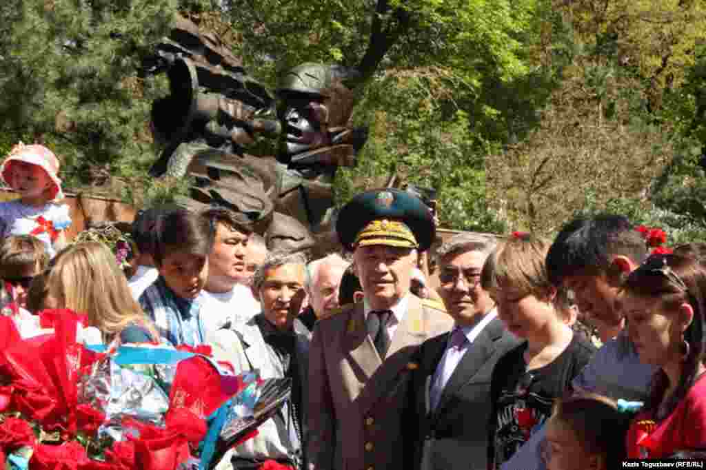 Жармахан Туякбай, лидер оппозиционной Общенациональной социал-демократической партии, и генерал-майор Амирбек Тогусов (в военной форме в центре) на возложении цветов к Вечному огню. Алматы, 9 мая 2014 года.