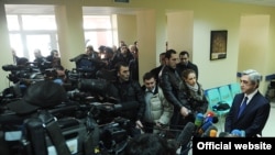 Президент Армении Серж Саргсян отвечает на вопросы журналистов в Гаваре, 26 ноября 2011 г.