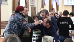 Վեճ, քաշքշուկ՝ ՔՊ-ի և «Մայր Հայաստան»-ի միջև Երևանի ավագանու արտահերթ նիստի ընթացքում