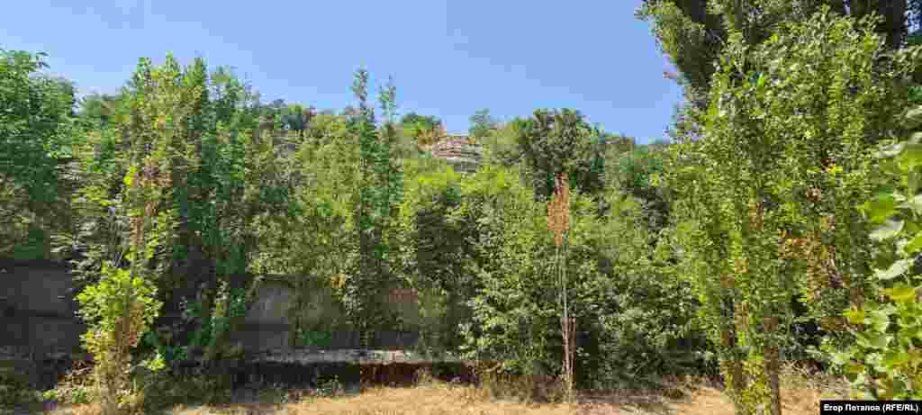 Над стежкою височіють крейдяні скелі, а нижче – річка Малий Салгир