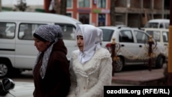 Женщины в хиджабе в городе Маргилане. 