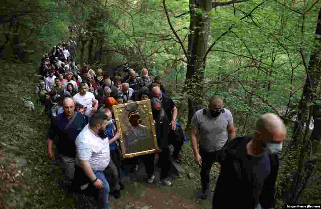 Православні християни несуть ікону Діви Марії під час Великодньої процесії біля Бачковського монастиря в Болгарії 3 травня 2021 року