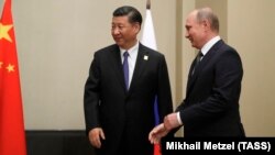 Сі Цзіньпін і Володимир Путін на зустрічі Шанхайської організації співпраці в Астані, Казахстан, 8 червня 2017 року