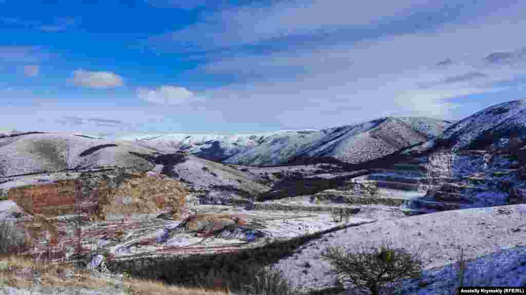 Мармуроподібні вапняки &ndash; природні копалини в однойменному селі. У Мраморному постійно живуть менше ніж 200 осіб, тут лише дві вулиці