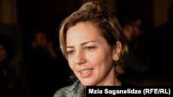 Анна Долидзе отмечает, что ни разу не нарушила закон, так как не состоит ни в одной партии и не связана ни с одной политической силой