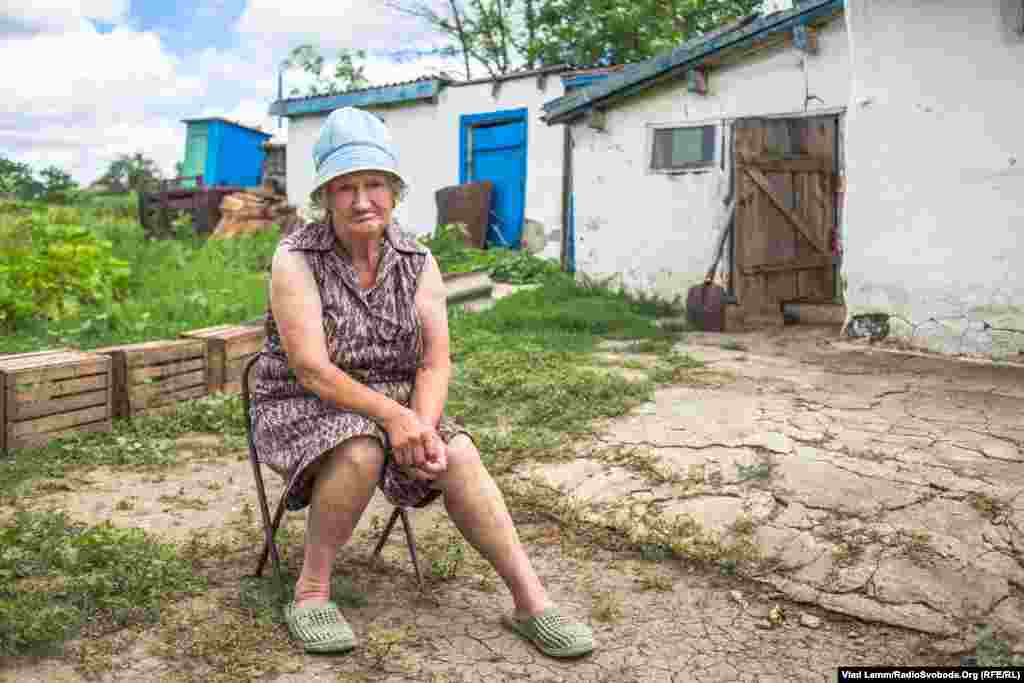 Місцева жителька втомилася від невизначеної ситуації, відсутності комунікацій та постійних обстрілів