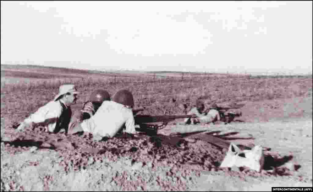 Наступного ж дня, після проголошення незалежності, низка арабських країн напала на ізраїльтян. Так розпочалася арабсько-ізраїльтянська війна 1948&ndash;1949 років