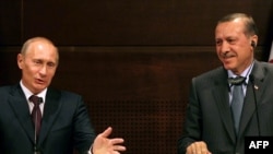 Türkiýäniň premýer-ministri Rejep Taýip Ärdogan (sagda) we Orsýetli kärdeşi Wladimir Putin Ankaradaky gol çekişlikden soň geçirilen metbugat konferensiýasynda, 6-njy awgust, 2009 ý.