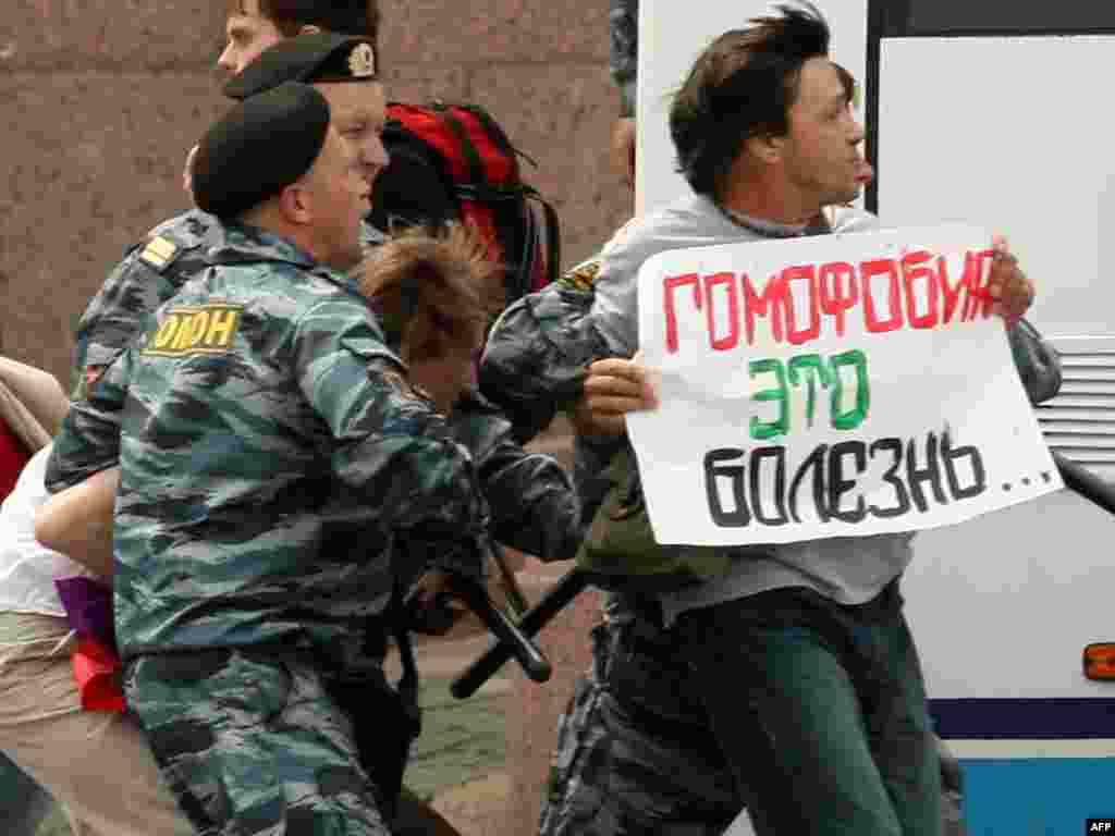 2011 елның 25 июнендә Петербурда урам җыенында катнашучыны полиция тоткарлый