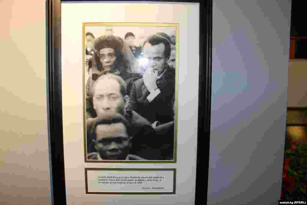 В центре фотографии - безутешная вдова Коретта Скотт Кинг провожает погибшего мужа в последний путь.