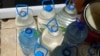 Ýaşaýjylaryň gaplara dolduryp goýýan suw ätiýaçlary.