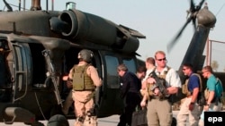 د "بلک واټر" شرکت موسس ایریک پرنس چې اوس یې د شرکت نوم په اکاډمۍ بدل کړی ویلي چې کولای شو د افغانستان جګړه خصوصي کړو.