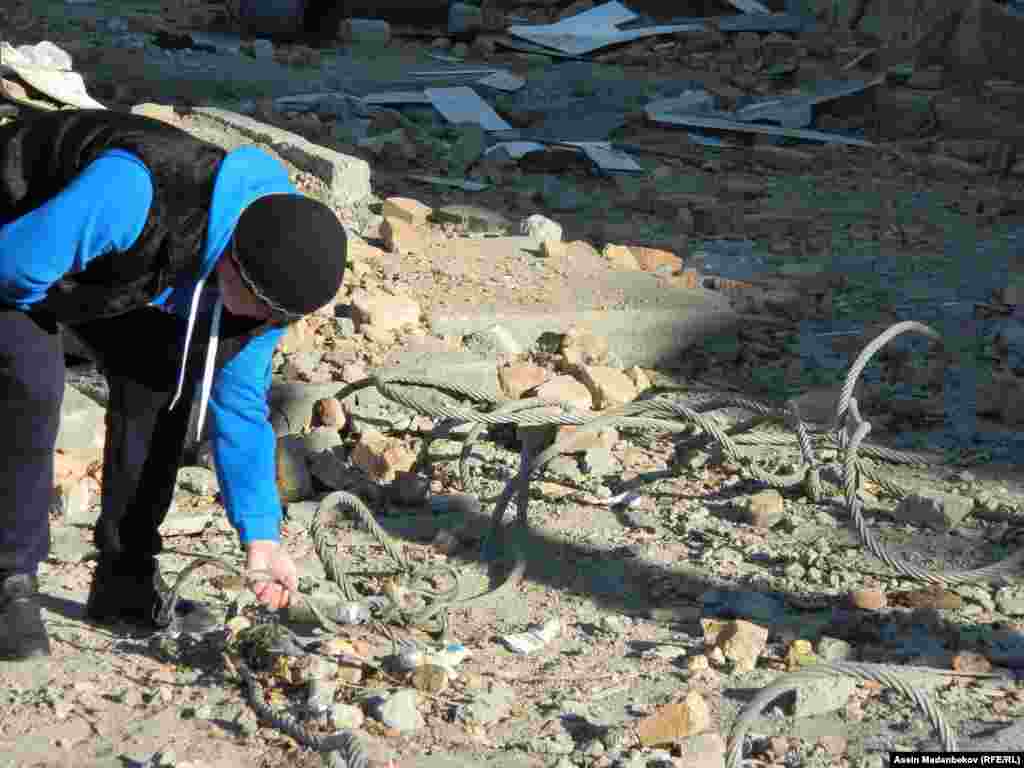 Жергиликтүүлөр күнүмдүк жашоосун колунда бир аз кармаган мал-жанын кароо менен өткөрсө, колунда жоктор заводдогу темир, жез жана башкаларды сатышып жан багышат.