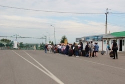 Громадяни приїжджають постійно