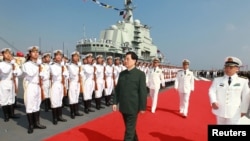 Председатель КНР Ху Цзиньтао на авианосце "Ляонин" (бывший советский "Варяг").