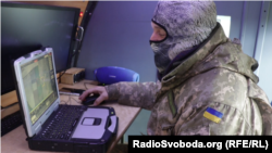 Український військовий контролює роботу безпілотника на Донбасі