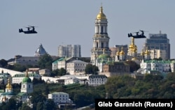 Конвертоплани США CV-22B Osprey в небі біля Києво-Печерської лаври під час українсько-американських військових навчань Rapid Trident-2020 («Стрімкий тризуб-2020»), 23 вересня 2020 року