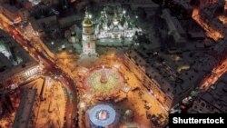 Різдвяно-новорічна ялинка біля Софії Київської у Києві, грудень 2021 року 