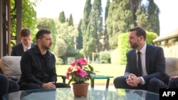 Володимир Зеленський і Джей Ді Венс під час зустрічі в Римі, 18 травня 2025 року