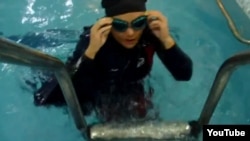 Ирандык сууда сүзүүчү Илхам Асхари(ЮТюбдагы клиптен алынды)