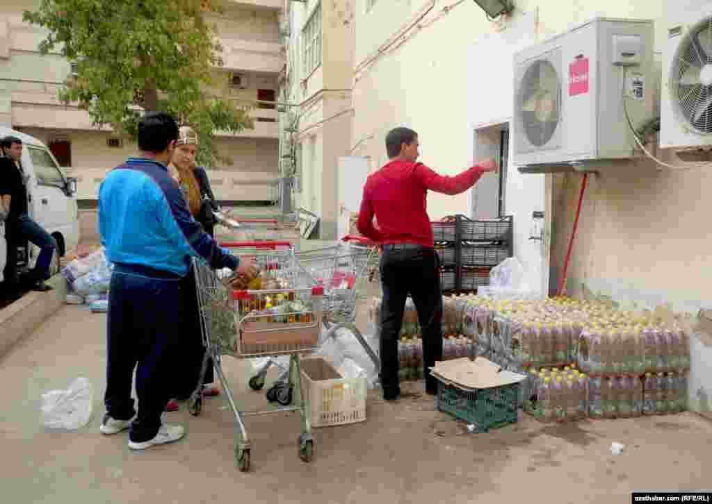 Продажа масла осуществляется с внутреннего двора государственных магазинов&nbsp;