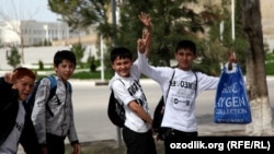 Өзбекстандык мектеп окуучулары