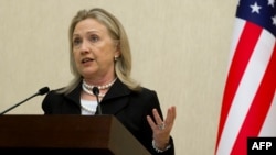 В самом деле, в Ереване и в Баку Хиллари Клинтон ограничилась дежурными фразами о том, что нагорно-карабахский конфликт не имеет силового решения