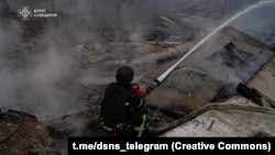 Рятувальники ДСНС гасять пожежу на місці російського удару, Сумщина, архівне фото