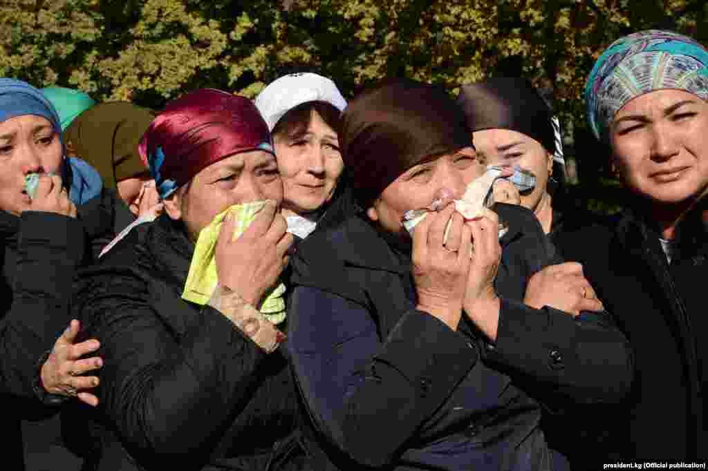 38 жаштагы вице-премьер-министрдин үй-бүлөсүнө бийликтеги жана оппозициядагы бир катар коомдук ишмерлер, президенттикке талапкерлер, саясий топтордун лидерлери көңүл айтып жатышат.