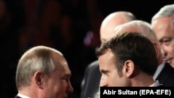 Эммануэл Макрон менен Владимир Путин.  