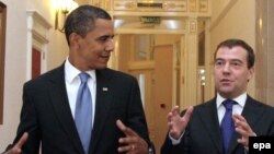 Москва -- Барак Обама менен Дмитрий Медведев Кремлдин ичин кыдырып чыкканга да үлгүрүштү.