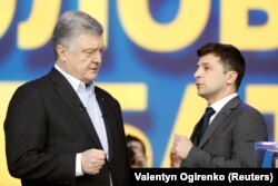 Київ, 19 квітня 2019 року: тоді кандидати на посаду президента України Петро Порошенко і Володимир Зеленський (праворуч) під час дебатів на стадіоні «Олімпійський»