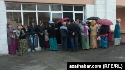 Sowuk howa şertlerine garamazdan hem adamlaryň nobatlary kesilmeýär